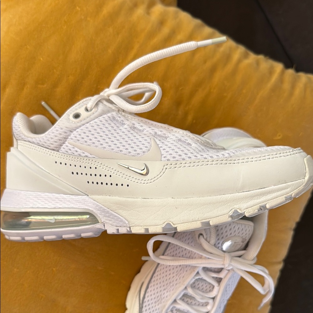 Nike White Sneakers Sleek Minimalist Design